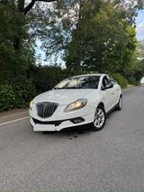 Lancia Delta-Fährt super-Paar Macken- Günstig - Lancia Delta mit Diesel-Antrieb