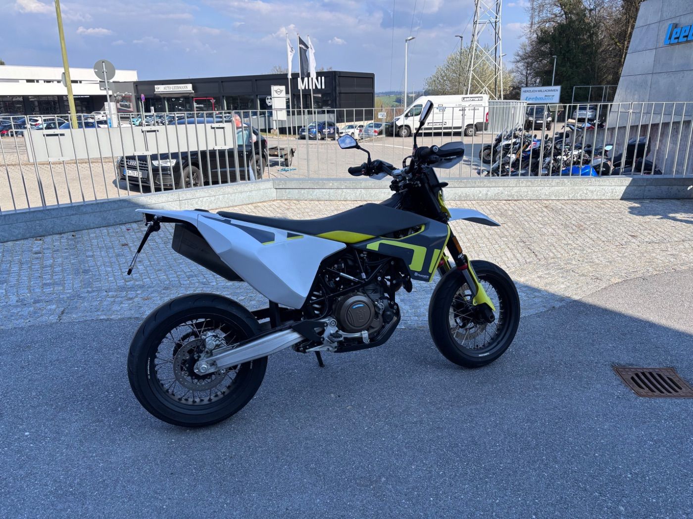 Fahrzeugabbildung Husqvarna 701 Supermoto , Kurzer KZH,
