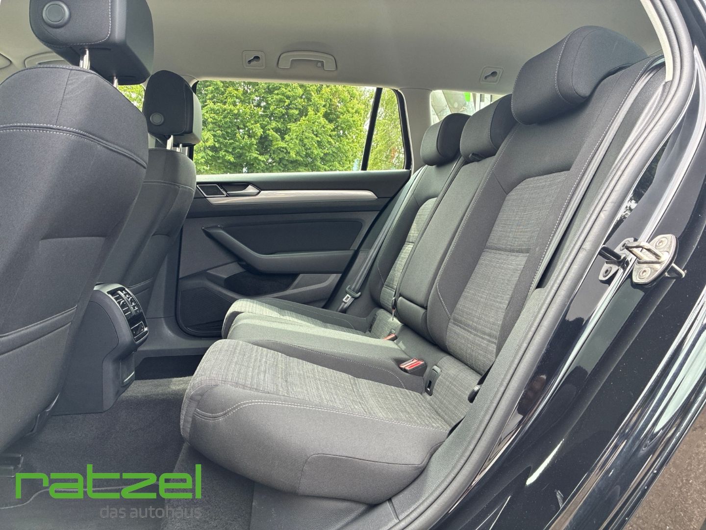 Fahrzeugabbildung Volkswagen Passat Variant 2.0 TDI DSG Business AHK-klappbar