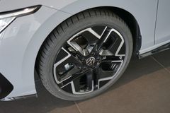 VW Golf 1.5 eTSI DSG R-Line| Pano | HuD | 18" VW Golf 1.5 eTSI DSG R-Line| Pano | HuD | 18"