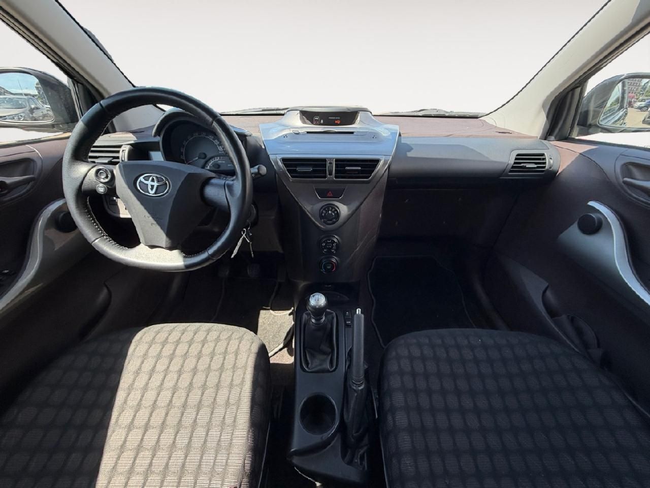 Fahrzeugabbildung Toyota iQ +