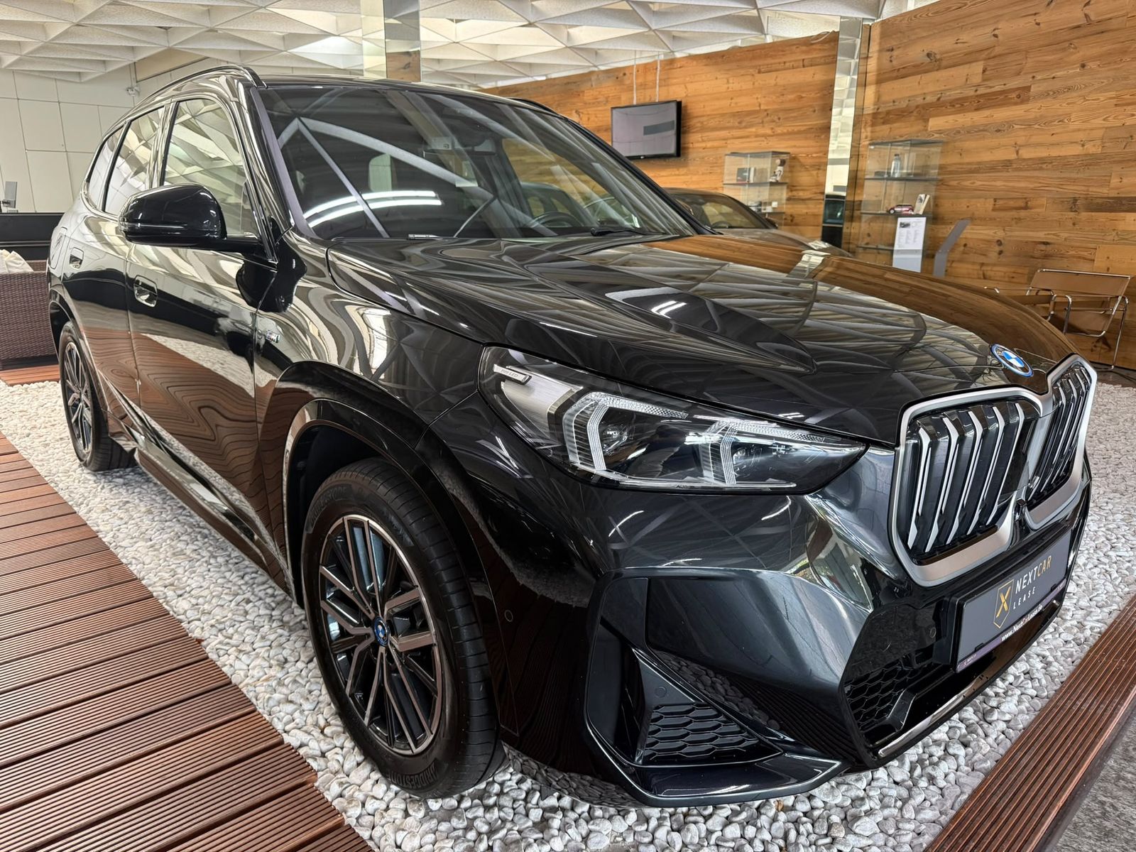 BMW iX1 30 xDrive M Sport Pano H/K Park.HUD SHz imagem 3