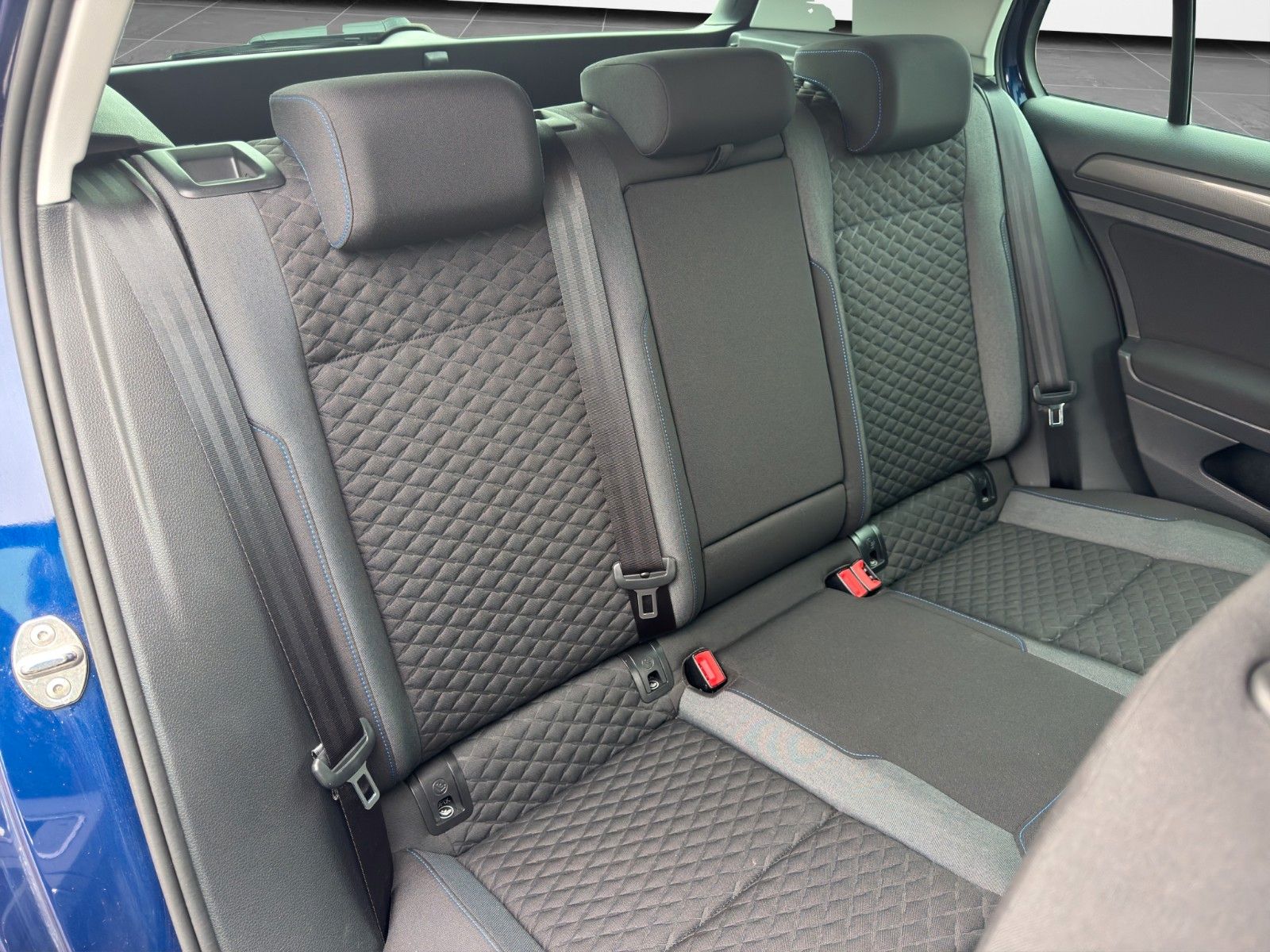 Fahrzeugabbildung Volkswagen GOLF VII 1.0TSI JOIN NAVI APP KAM SHZ MFL DAB