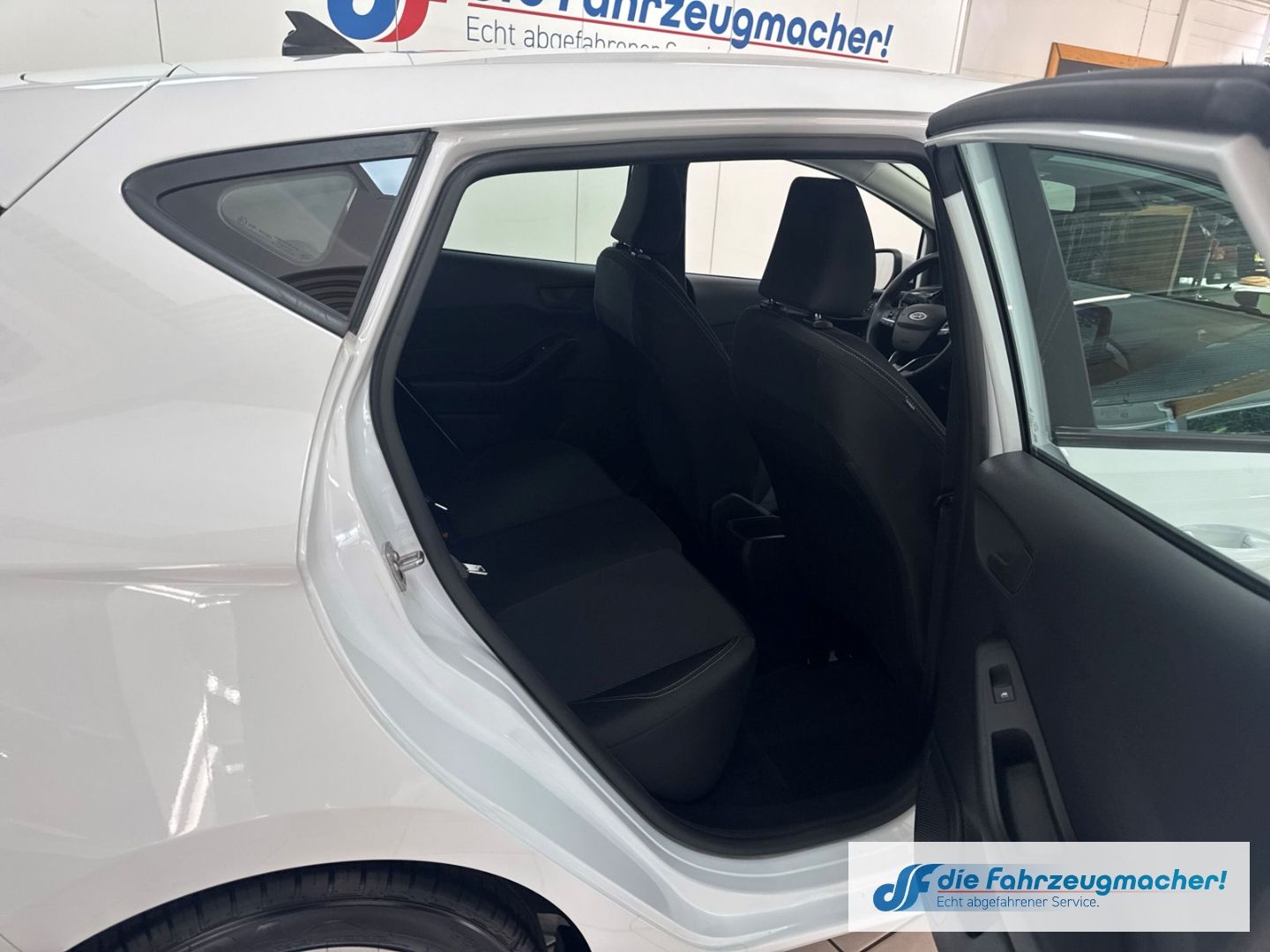Fahrzeugabbildung Ford Fiesta Cool & Connect 1.0 EcoBoost EU6d Navi LED