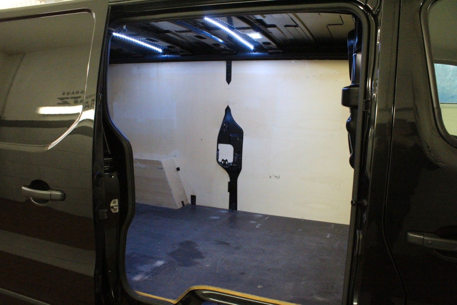 Fahrzeugabbildung Renault Trafic Grand dCi 145 L2H1 LKW 3.0t AHK