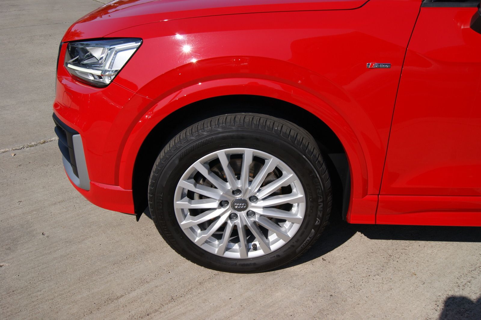 Fahrzeugabbildung Audi Q2 35 TDI design S-LINE AUDI-SOUND LED ANHZV PDC