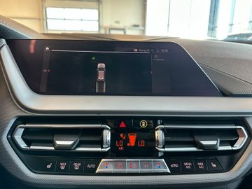 BMW 120 i *HEAD-UP*StandHZ*AHK*SPORT*2-ZONEN*CARPLAY