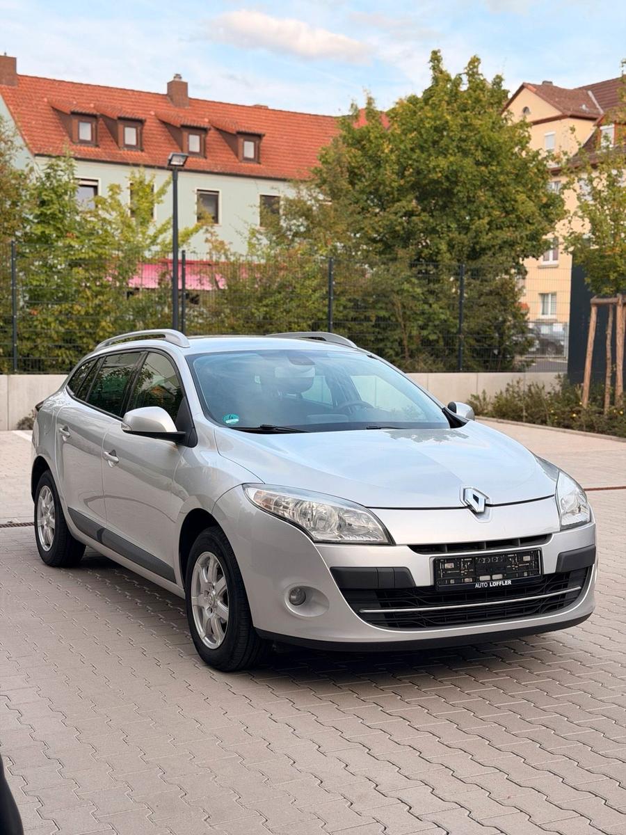 Renault Megane 2011 — вигляд ззаду