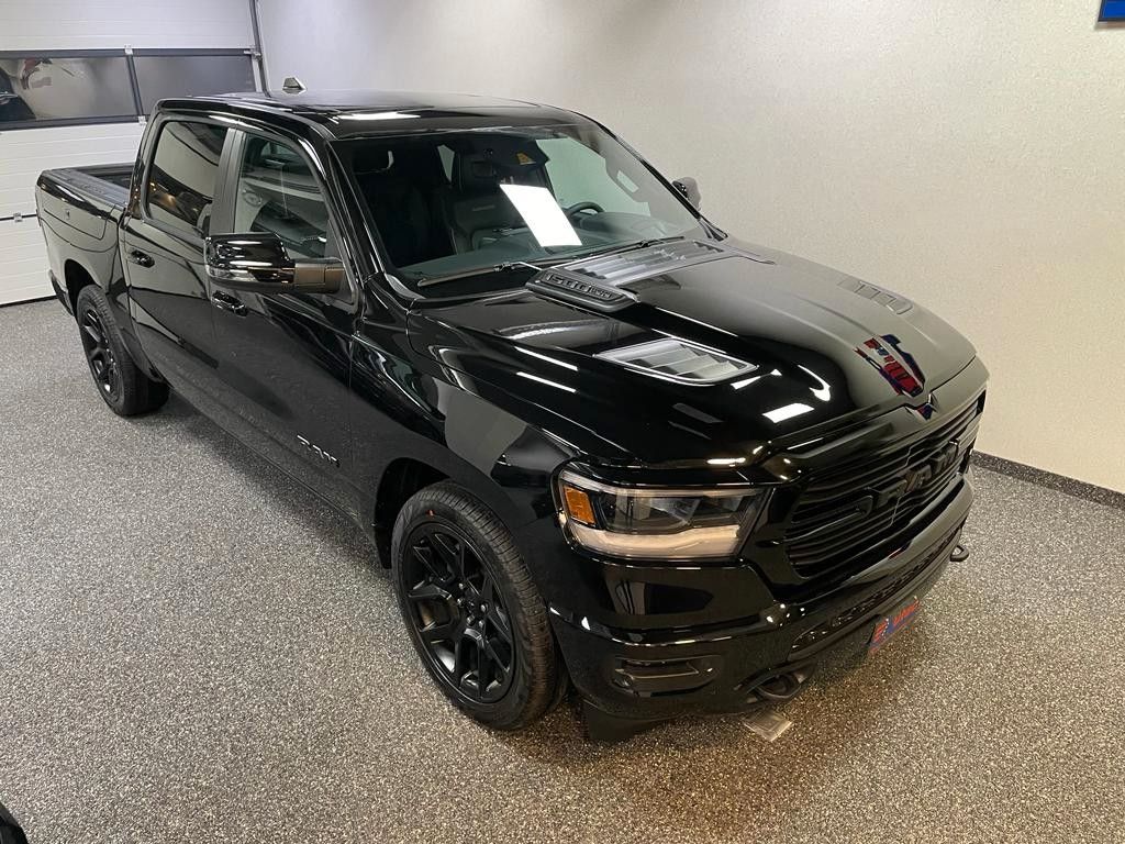 Fahrzeugabbildung Dodge LARAMIE NIGHT EDITION-RAMBOX-TAILGAT-12"-LUFTF.