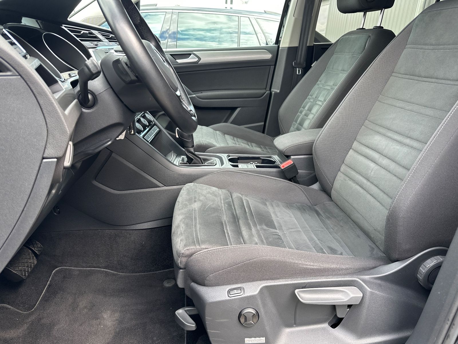 Fahrzeugabbildung Volkswagen Touran 2.0 TDI DSG Comfortline NAV+ACC+KAMERA+PP