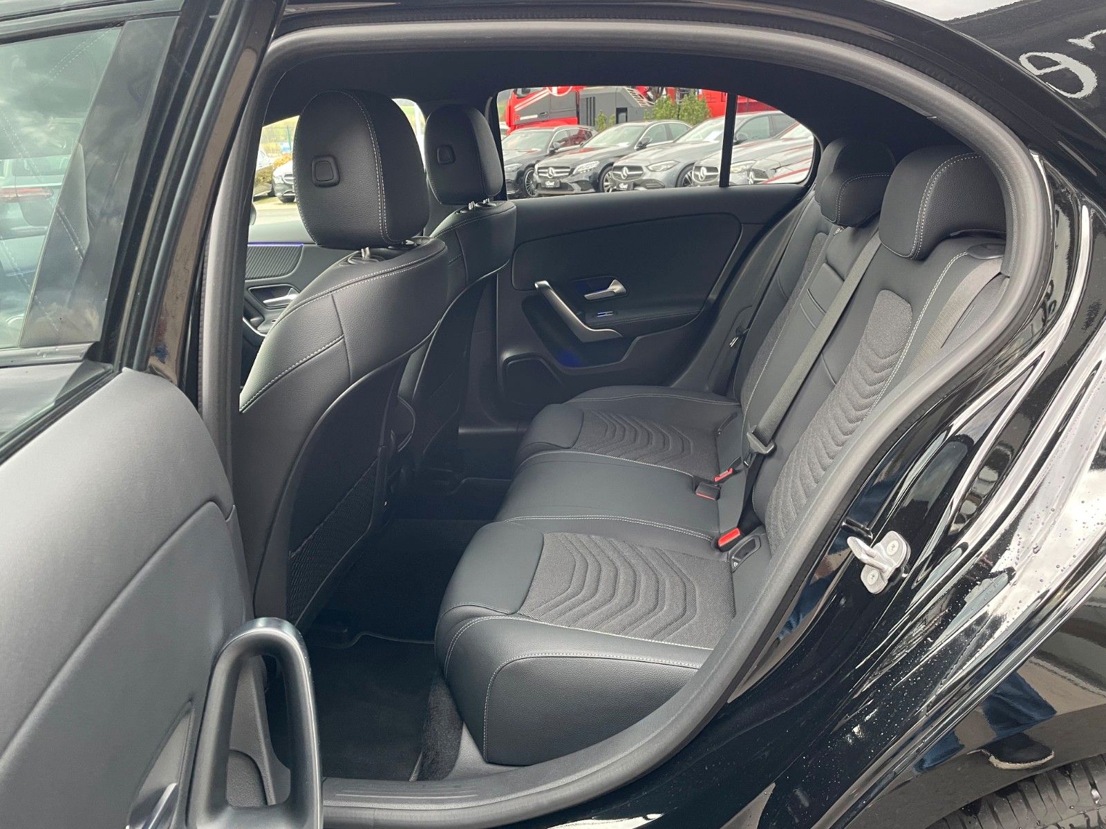 Fahrzeugabbildung Mercedes-Benz A 180 Progressive Night+AHK+R-Kamera+Ambiente