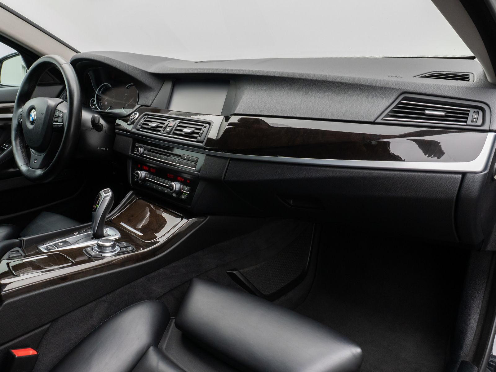 Fahrzeugabbildung BMW 530d HUD HiFi 360°Xenon SoftCl AHK Komfort Sport