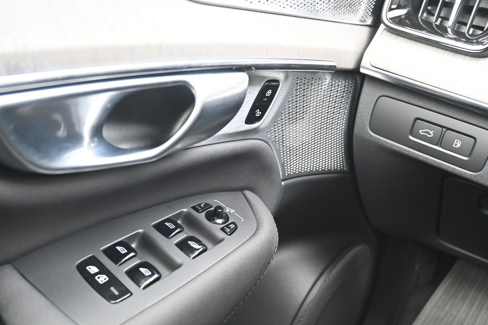 Fahrzeugabbildung Volvo XC90 T8 AWD Ultra Dark*STDHZG*360°*LUFT*B&W*ACC