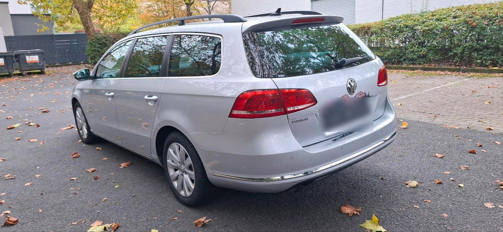 Volkswagen Passat 2012 — rear view