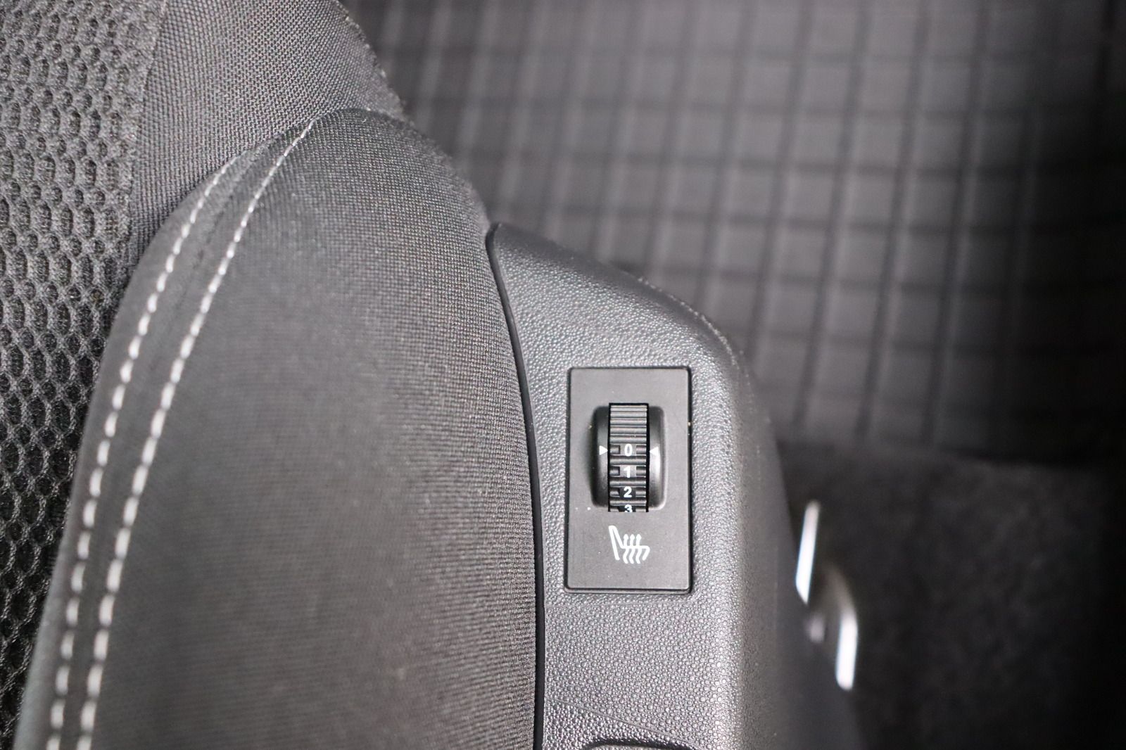 Fahrzeugabbildung Citroën C4 1.6 * HU 03.2028 * Selection