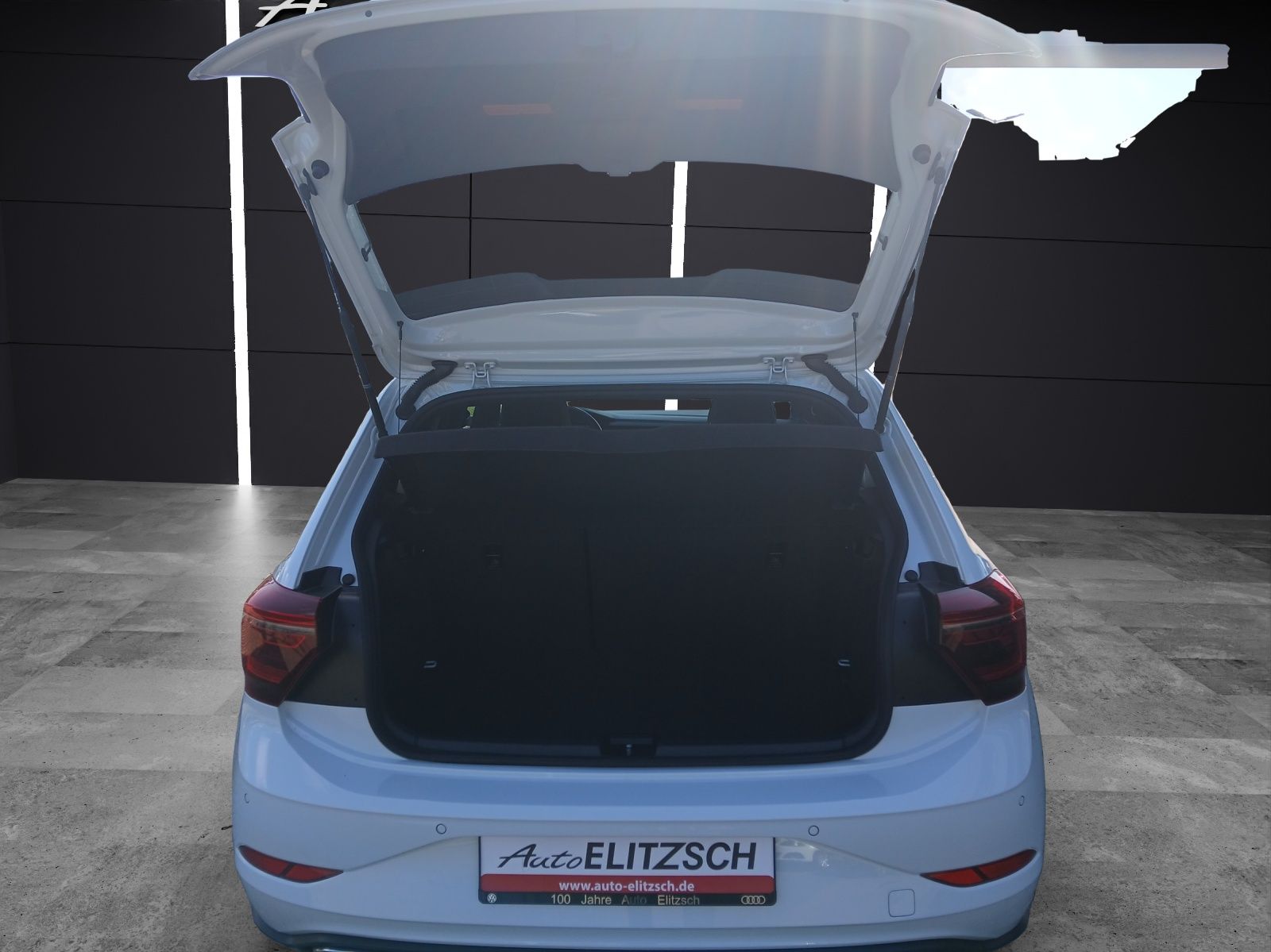 Fahrzeugabbildung Volkswagen Polo TSI R-Line Matrix Pano ACC PDC SH 17"