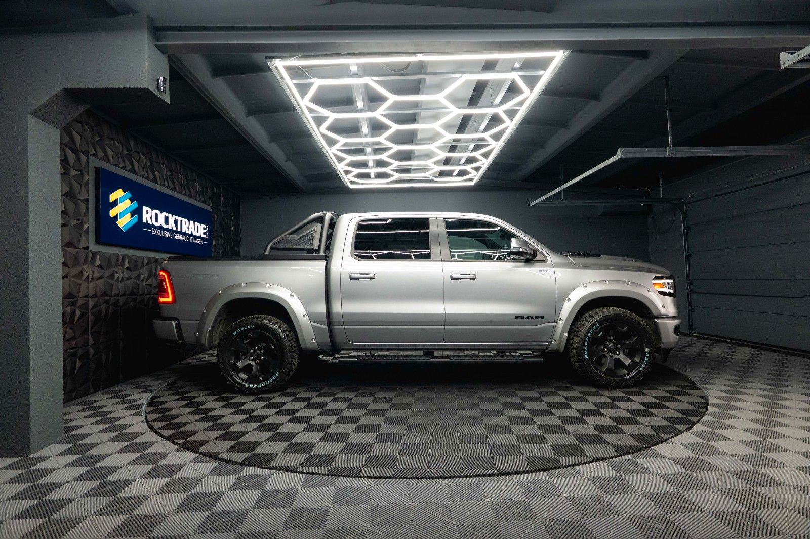 Fahrzeugabbildung Dodge RAM 5.7 V8 HEMI 4x4 Offroad Night Limited 19%