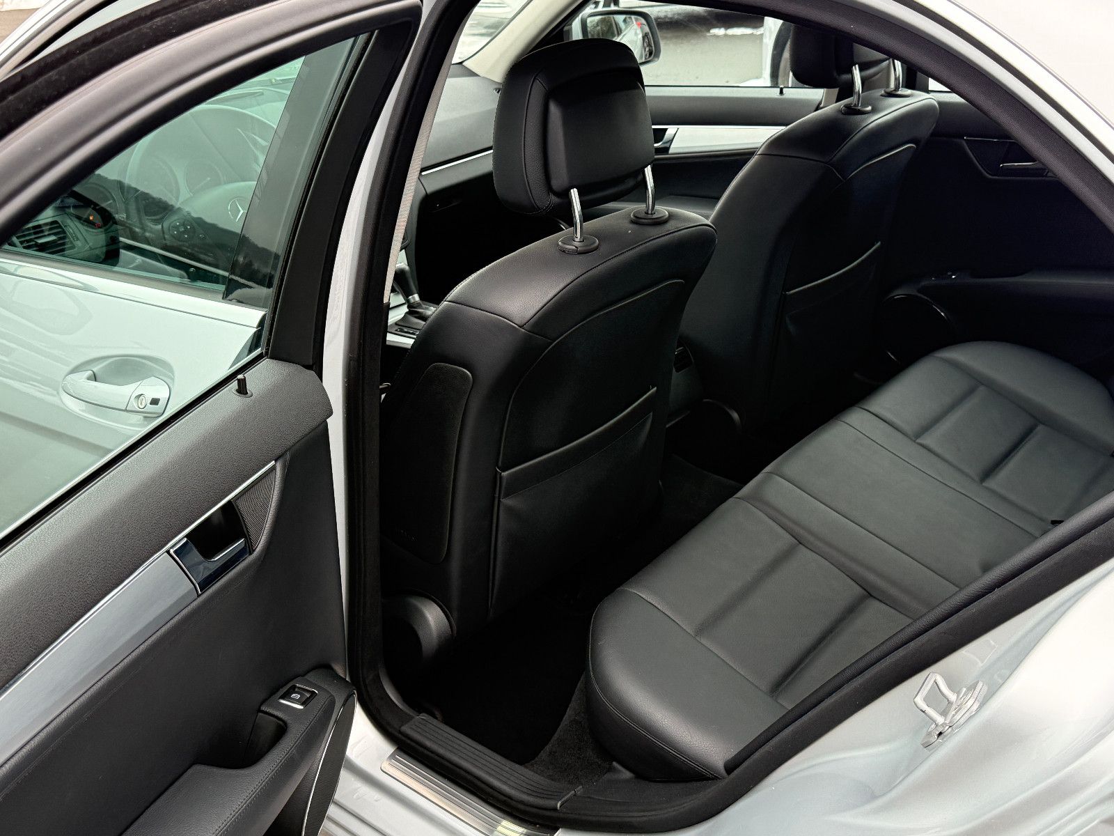 Fahrzeugabbildung Mercedes-Benz C 350 Limousine Avantgarde Aut Bi-Xenon Leder