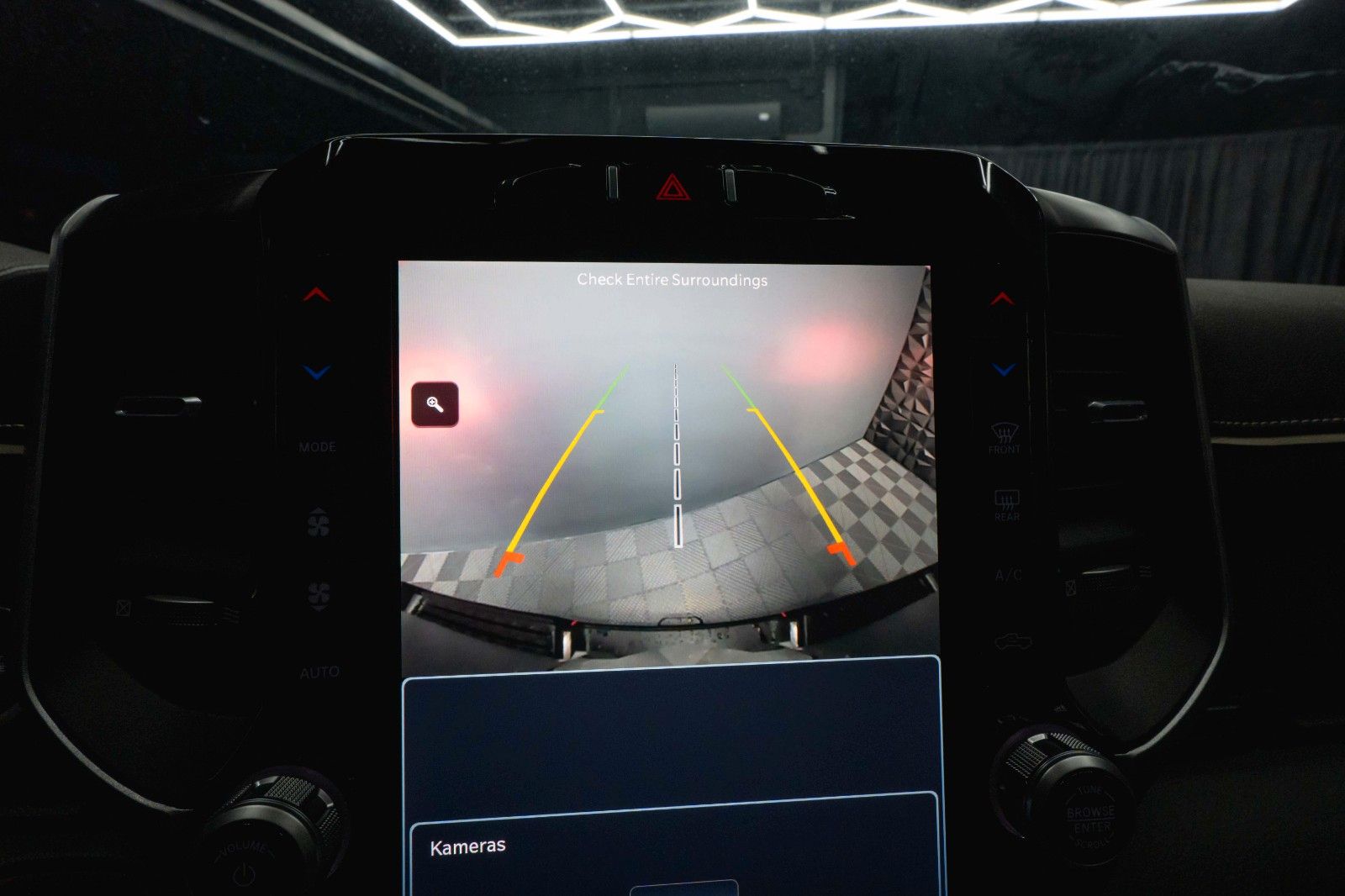 Fahrzeugabbildung Dodge RAM 5.7 V8 HEMI 4x4 LIMITED Style Night-Edition