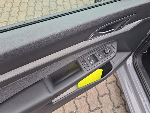 Fahrzeugabbildung Volkswagen Golf VIII TSI Move LED Navi AID RFK SH LM