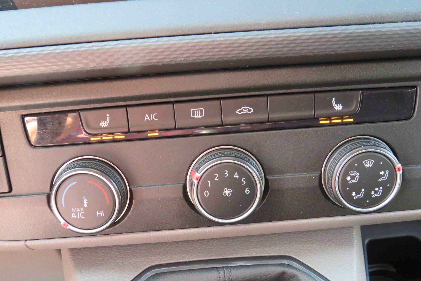 Fahrzeugabbildung Volkswagen T6.1 Kombi TDI 9SITZE GRA PDC APP-CONNECT SITZH.