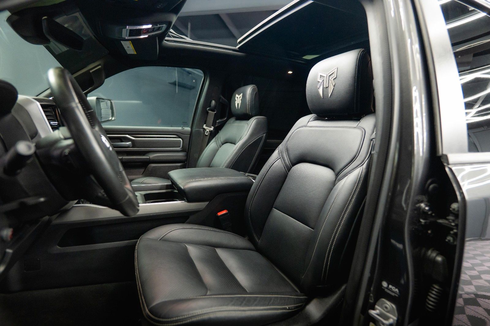 Fahrzeugabbildung Dodge RAM 5.7 V8 HEMI 4x4 ROCKY RIDGE OFFROAD Pano 19%