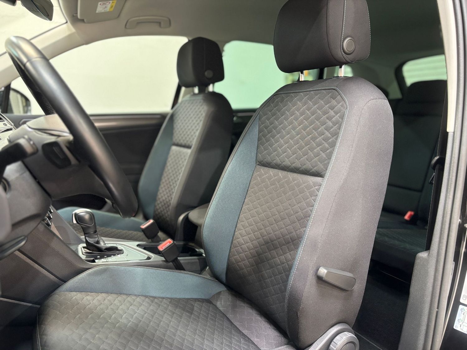 Fahrzeugabbildung Volkswagen Tiguan 1.5 TSI IQ.DRIVE#DSG#LED#ACC#Spur#Keyless