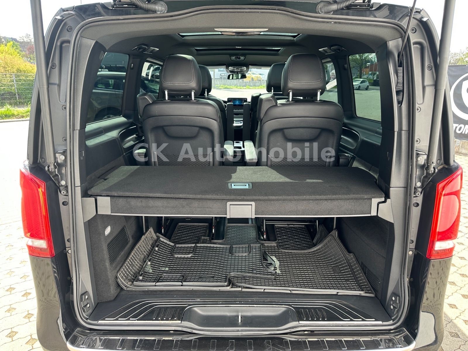 Fahrzeugabbildung Mercedes-Benz V 300d 4 Matic AVANTGARDE AMG-Line/6 Sitze/Pano