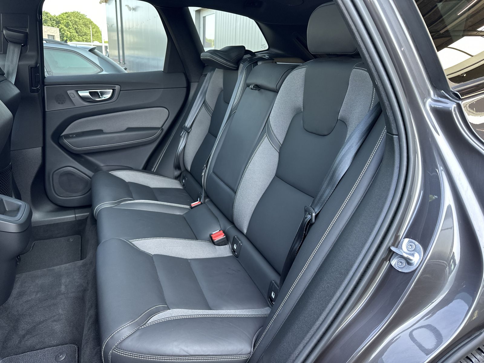 Fahrzeugabbildung Volvo XC60 B4 D AWD Plus Dark NAV+LED+AHK+H&K+PANORAMA