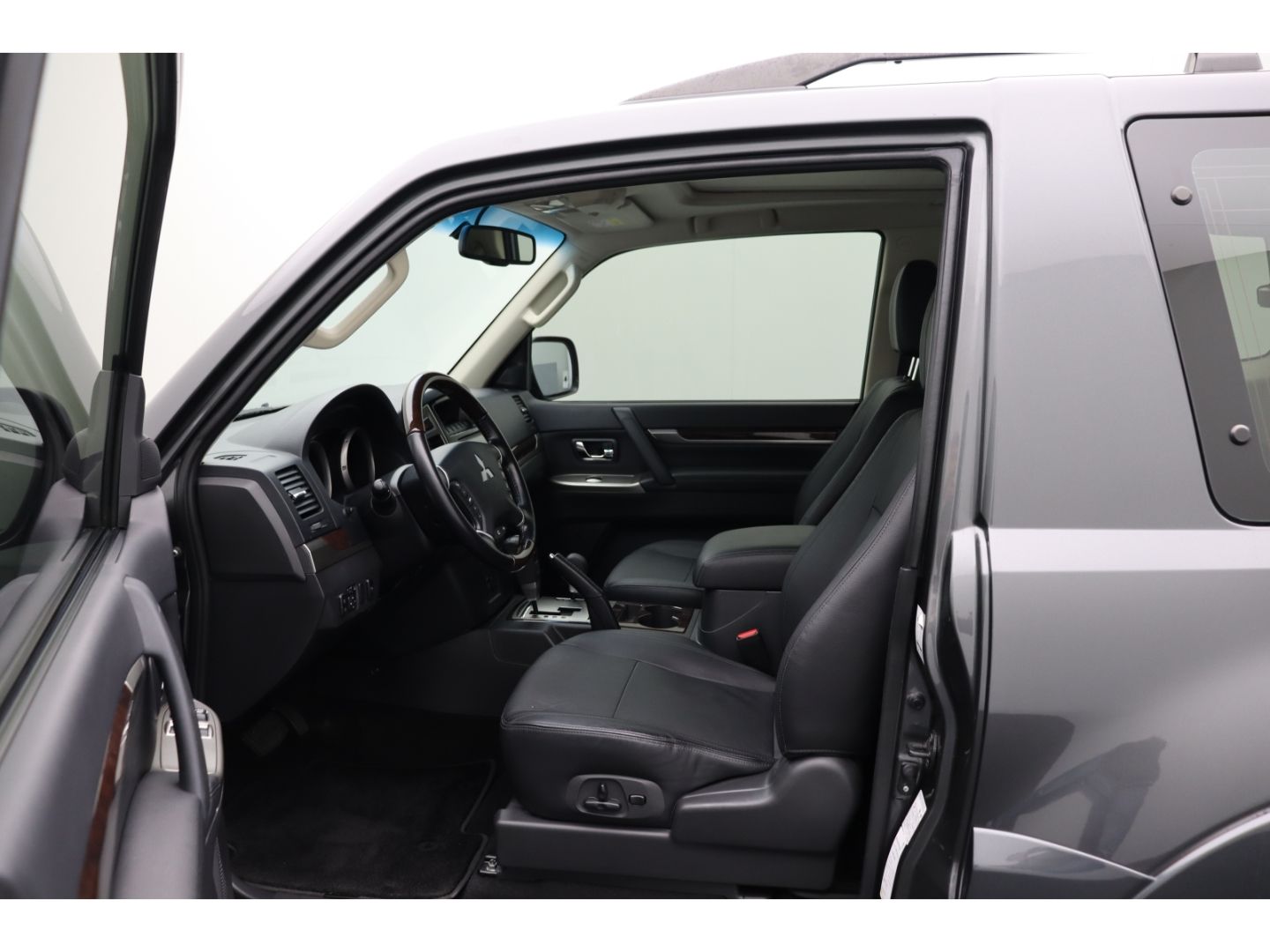 Fahrzeugabbildung Mitsubishi Pajero GLS 3,8L 4WD AHK, AppleCP, Pano, Schiebed