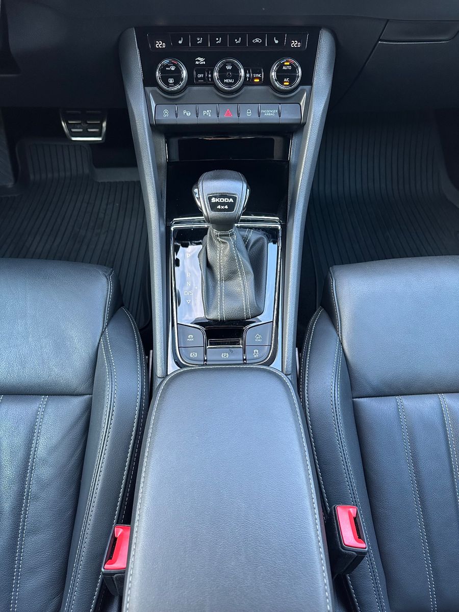 Fahrzeugabbildung SKODA Karoq 2.0 TDI DSG 4x4 Sportline NAV+ACC+360GRAD