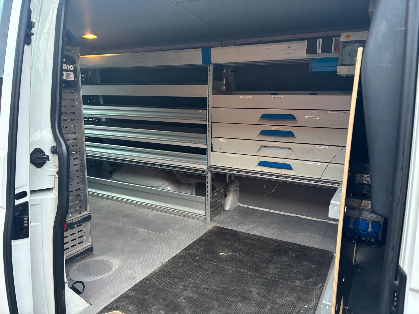 Fahrzeugabbildung Volkswagen T6 Transporter 2.0 TDI Kasten lang-STDHZ-AHK-NAV