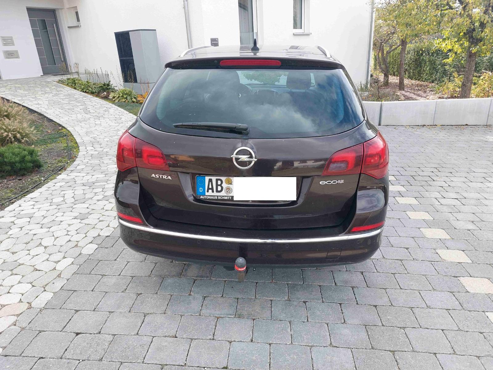Opel Astra 2015 — салон
