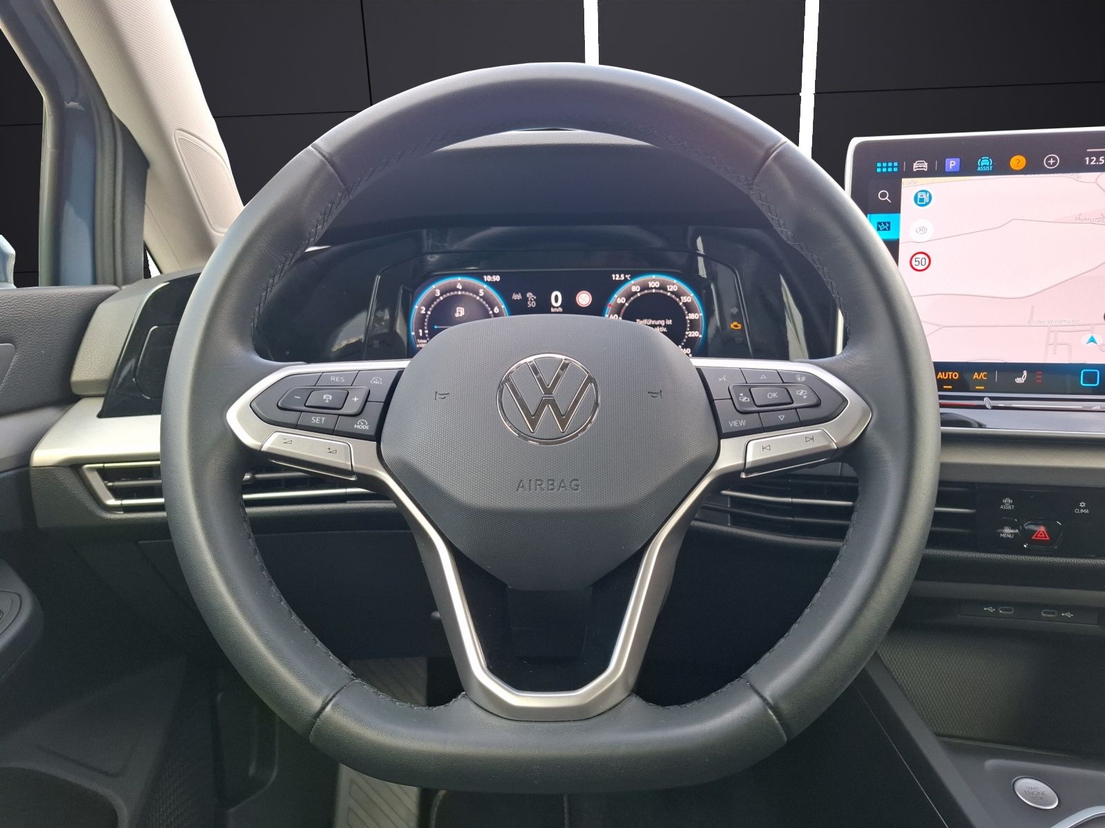 Fahrzeugabbildung Volkswagen Golf VIII Variant TSI Life Standhzg. LED Navi AI