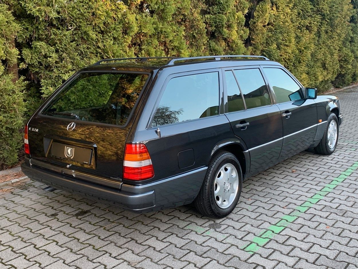 Fahrzeugabbildung Mercedes-Benz E 320 Kombi/Ausnahmezustand/7 Sitze/Klima
