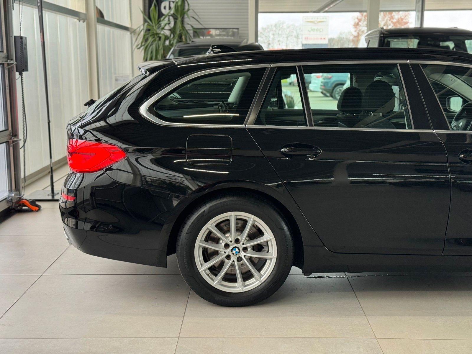 Fahrzeugabbildung BMW 520 d Touring "Business-P. Navi Connected Plus"