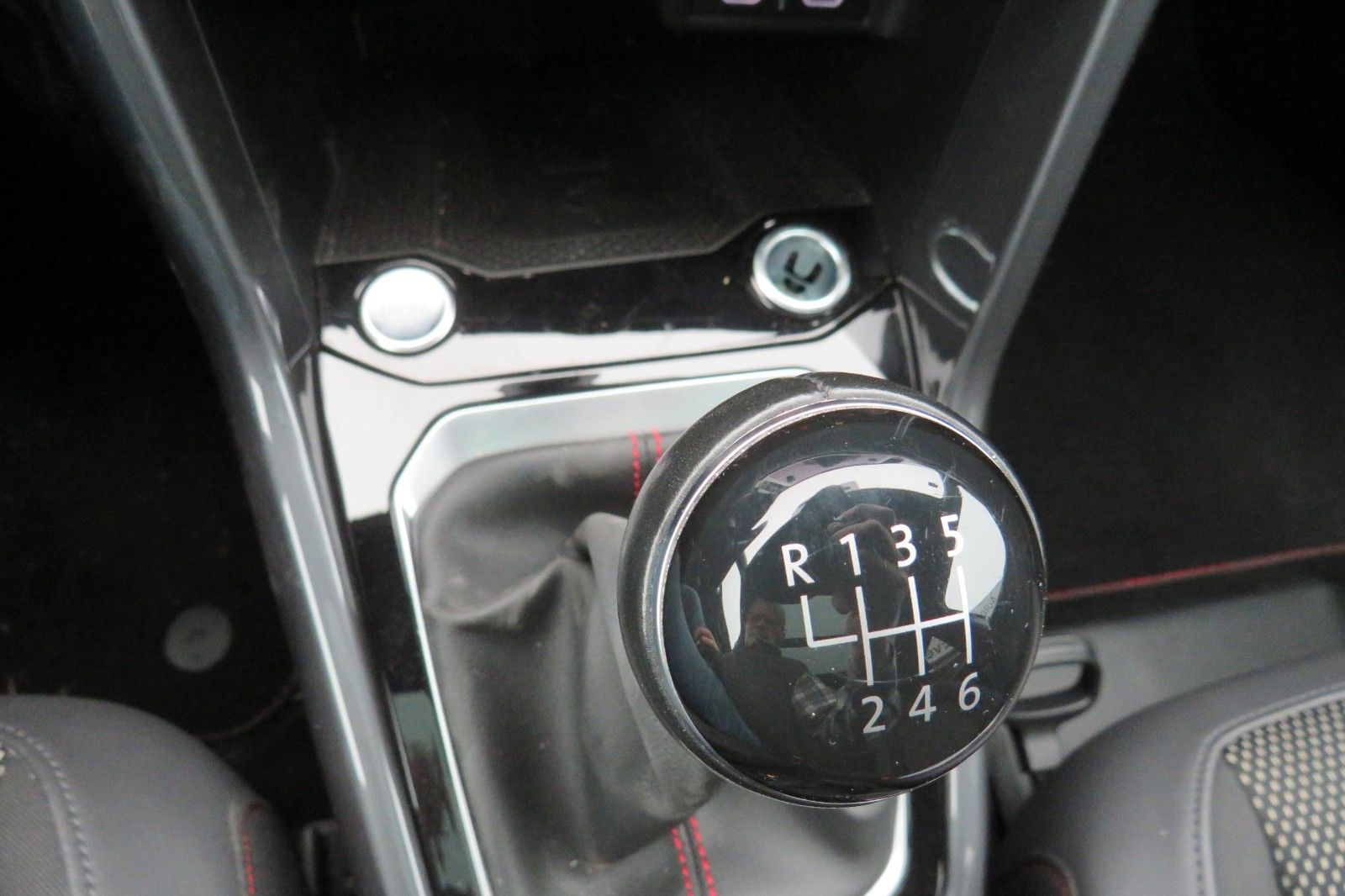 Fahrzeugabbildung Volkswagen T-Roc Sport R-LINE PANO 18`LED NAVI APP 1.HD