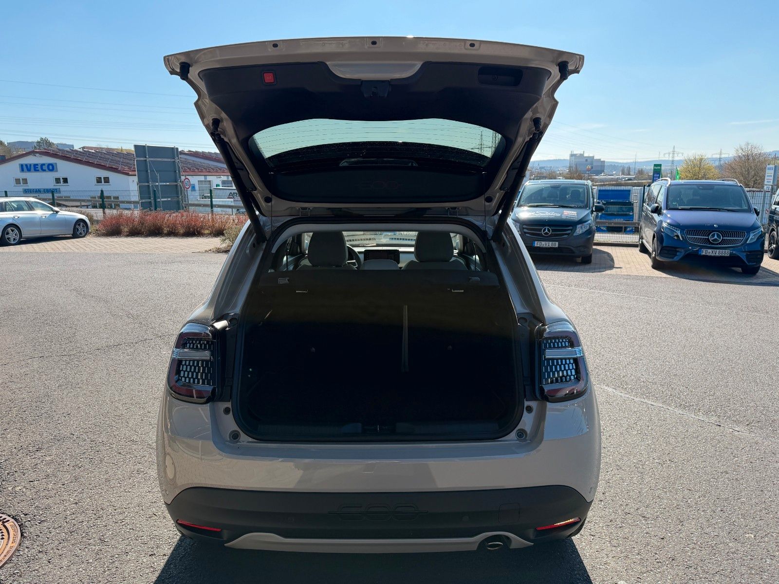 Fahrzeugabbildung Fiat 600 Hybrid La Prima R-Kamera+Massage+LED+8-Fach