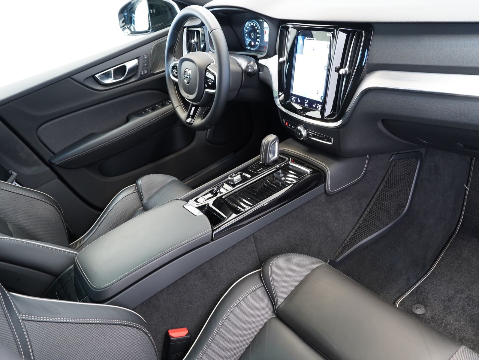 Fahrzeugabbildung Volvo V60 T6 AWD Recharge Plug-In R Design INTELLISAFE
