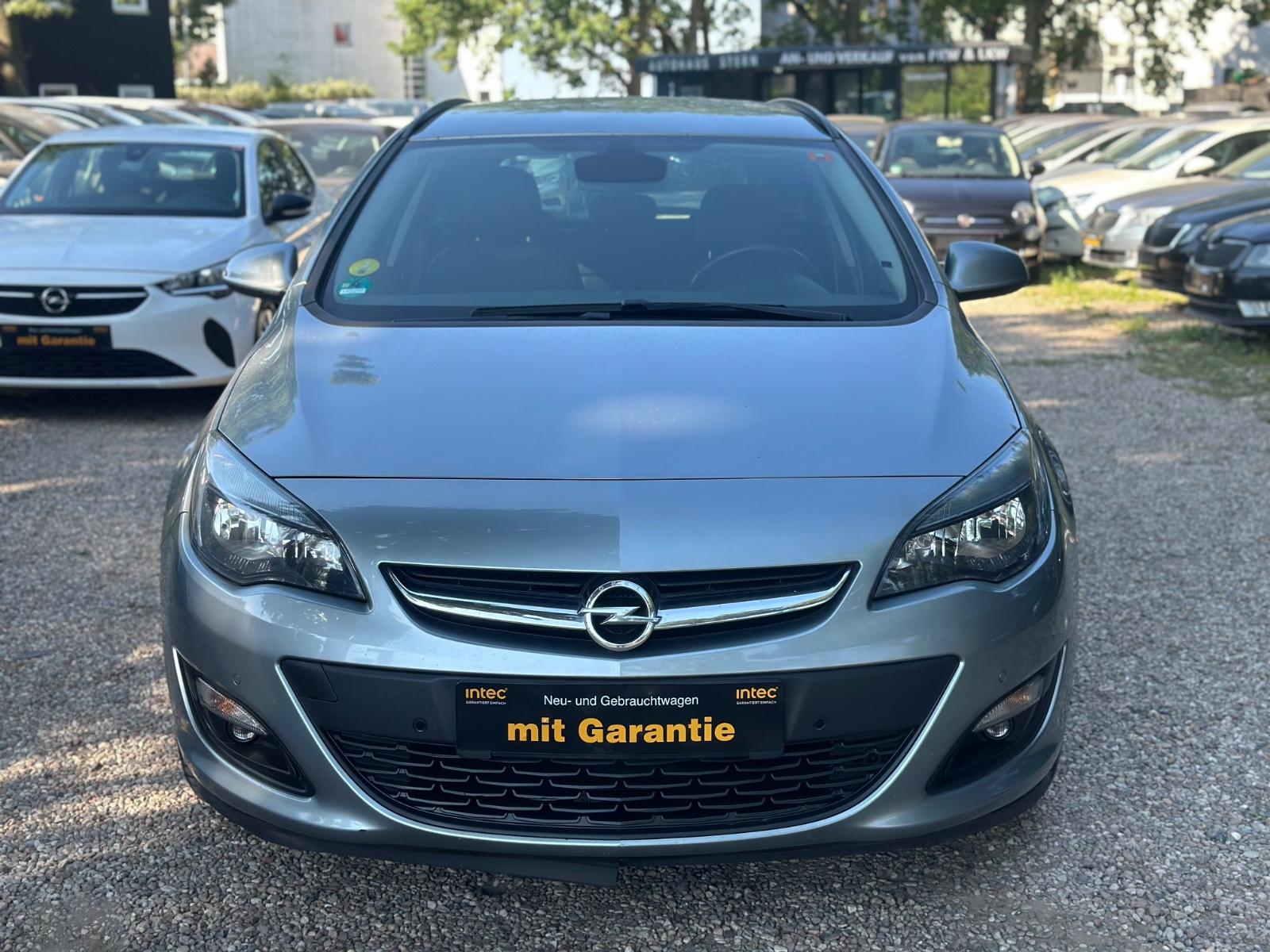 Opel Astra 2015 — rear view