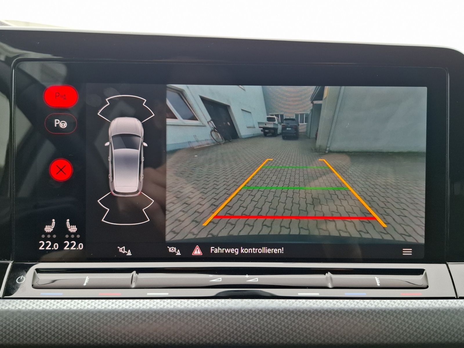 Fahrzeugabbildung Volkswagen Golf VIII TSI Active Standhzg. LEDplus Navi HUD