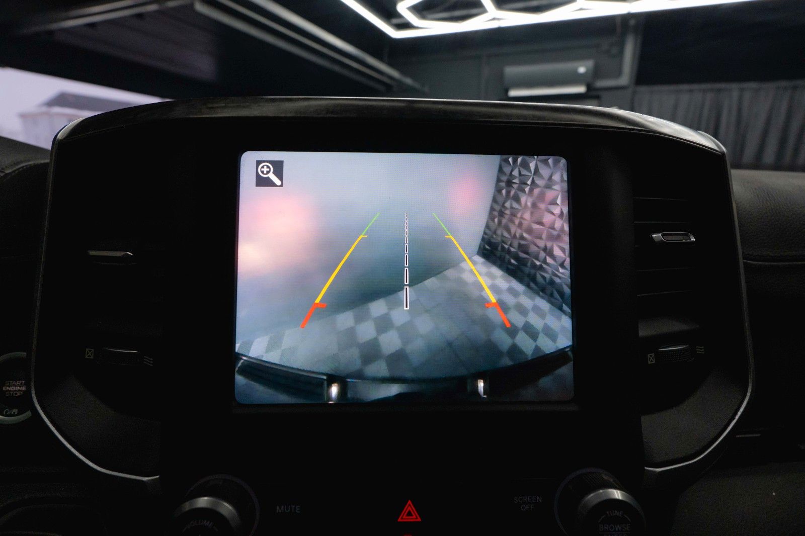 Fahrzeugabbildung Dodge RAM 5.7 V8 HEMI 4x4 OFFROAD Night-Paket *LED*