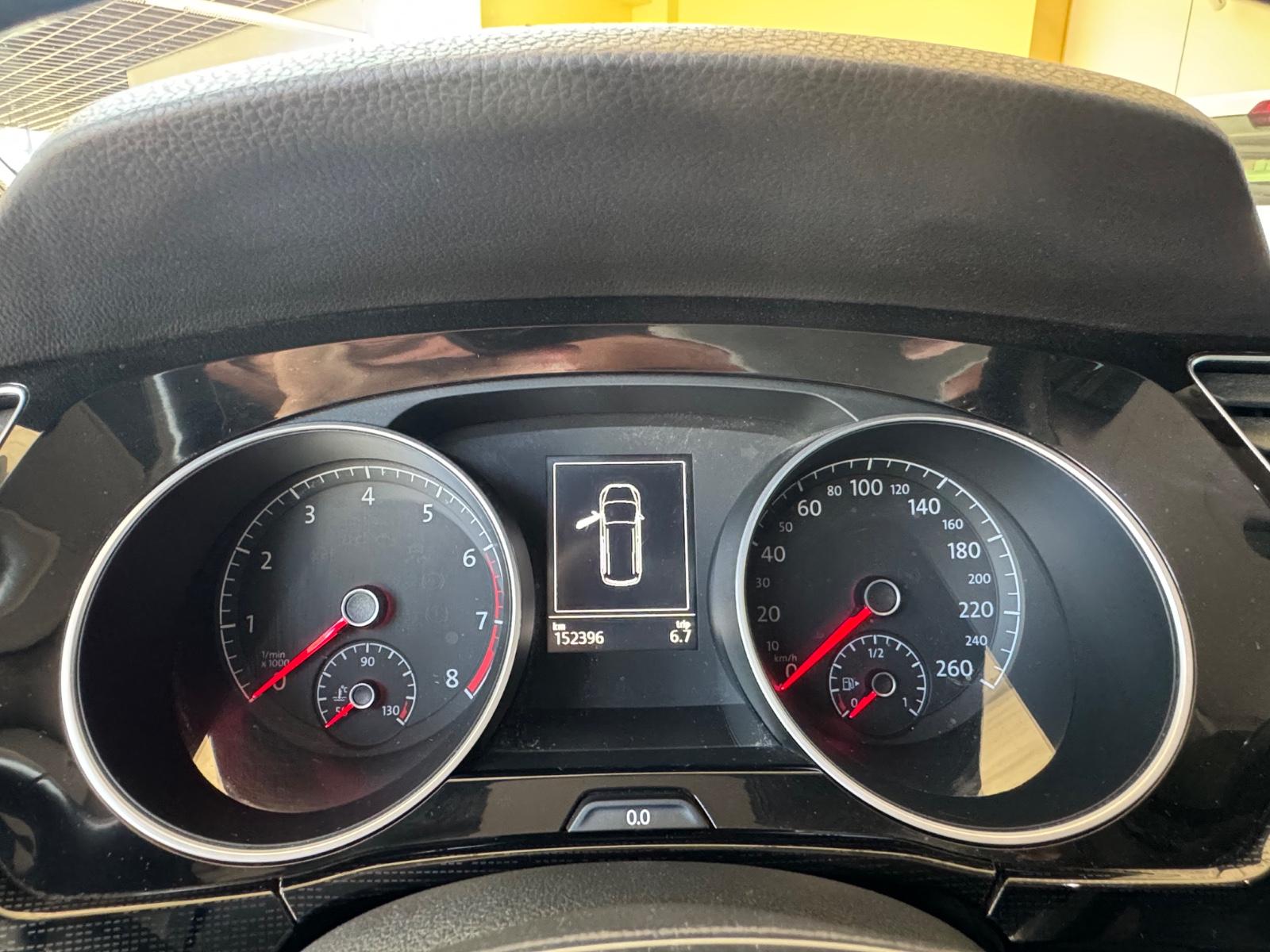 Volkswagen Touran*Navi*PDC*AHK*LED*1. Hd*Scheckheft*