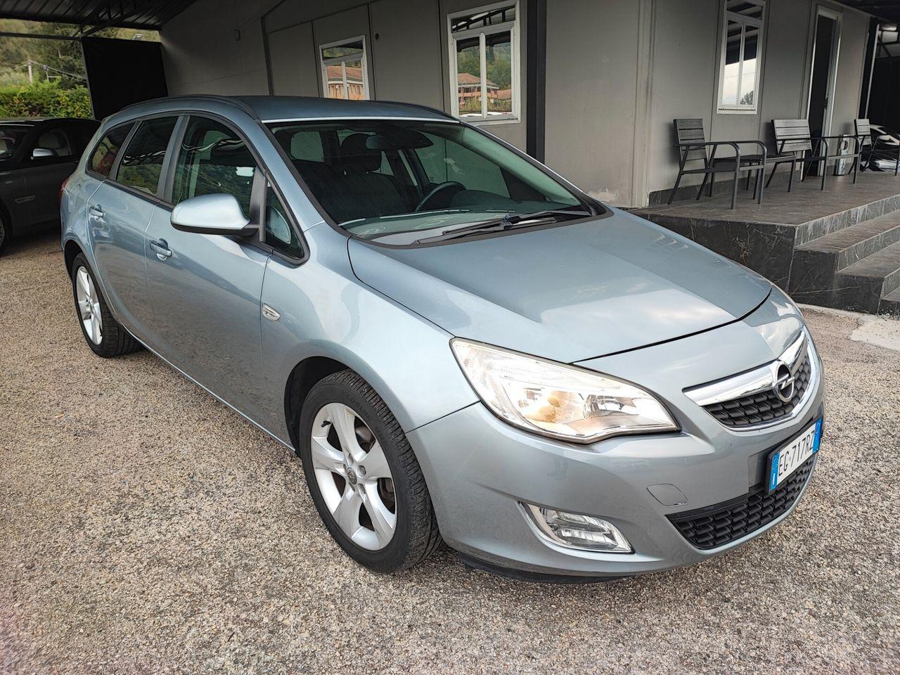 Opel Astra 2011 — interior