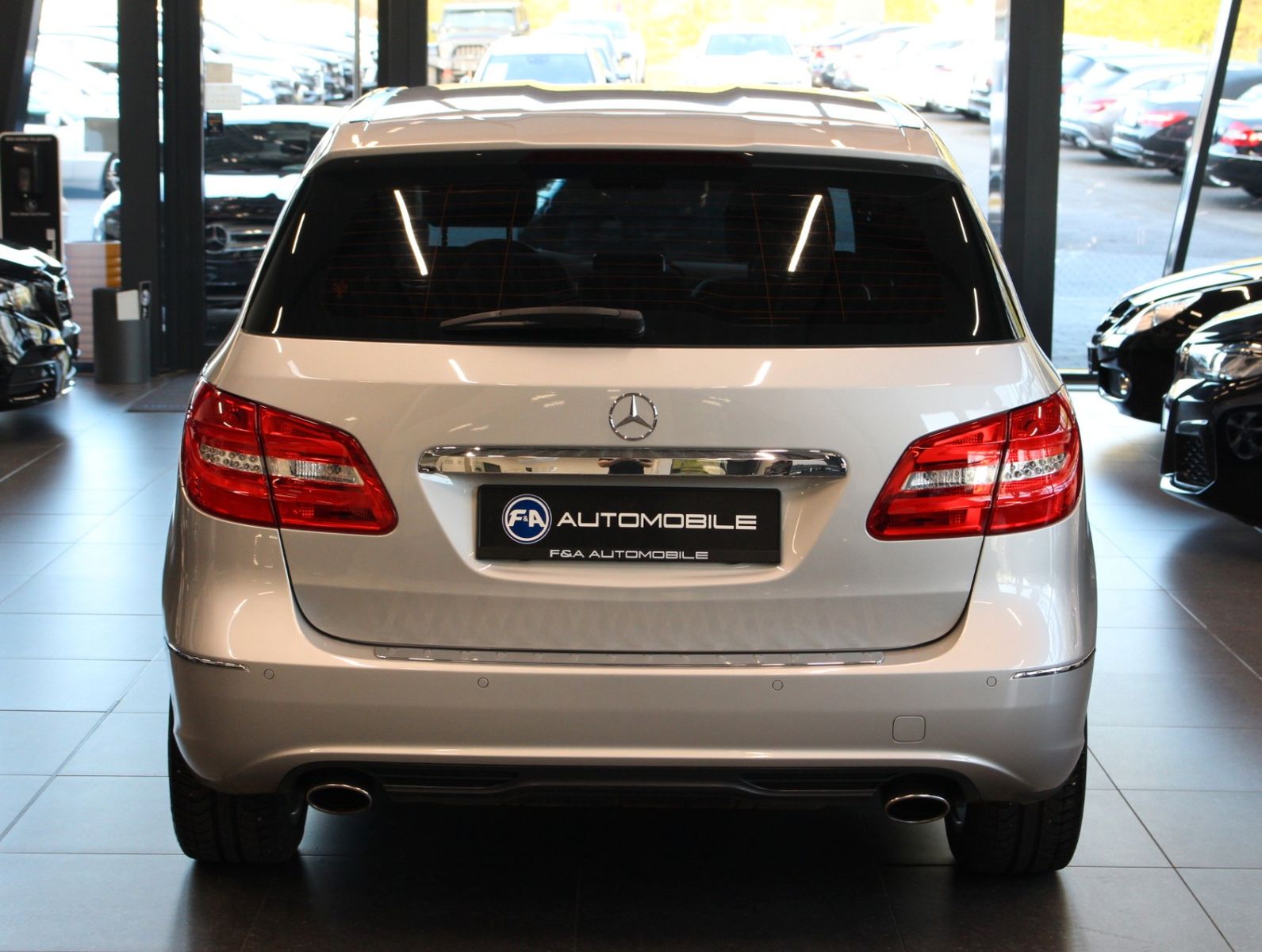 Fahrzeugabbildung Mercedes-Benz B 180 BlueEF*Sport-Paket*Navi*Bi-Xenon