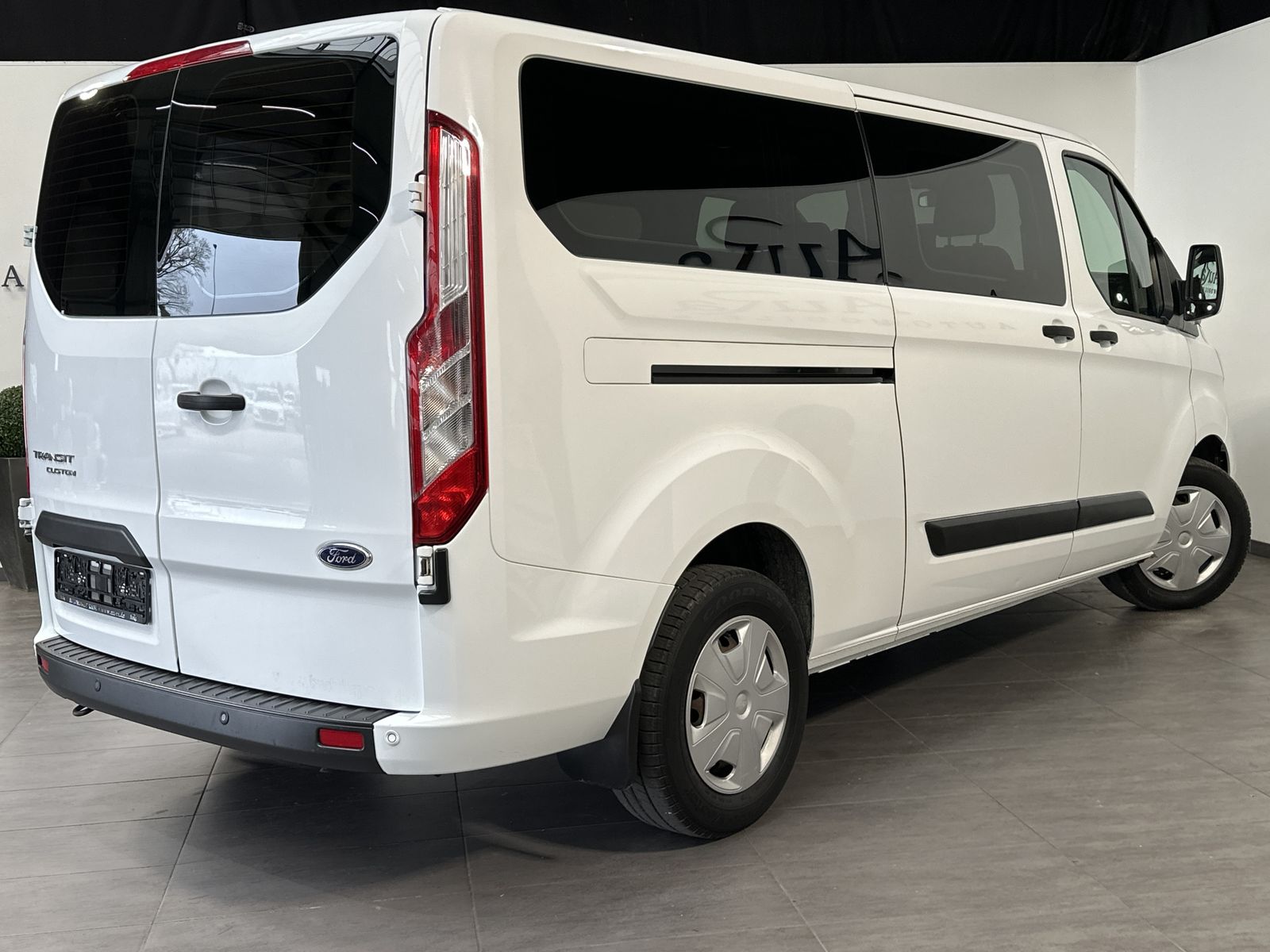 Fahrzeugabbildung Ford Transit Custom 340 L2H1 9-Sitzer NAV+SHZ+CARPLAY