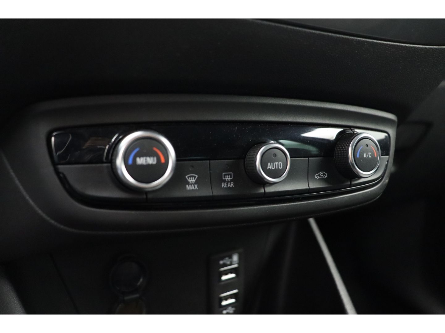 Fahrzeugabbildung Opel Crossland 1.2 Business Elegance Kamera LED Navi