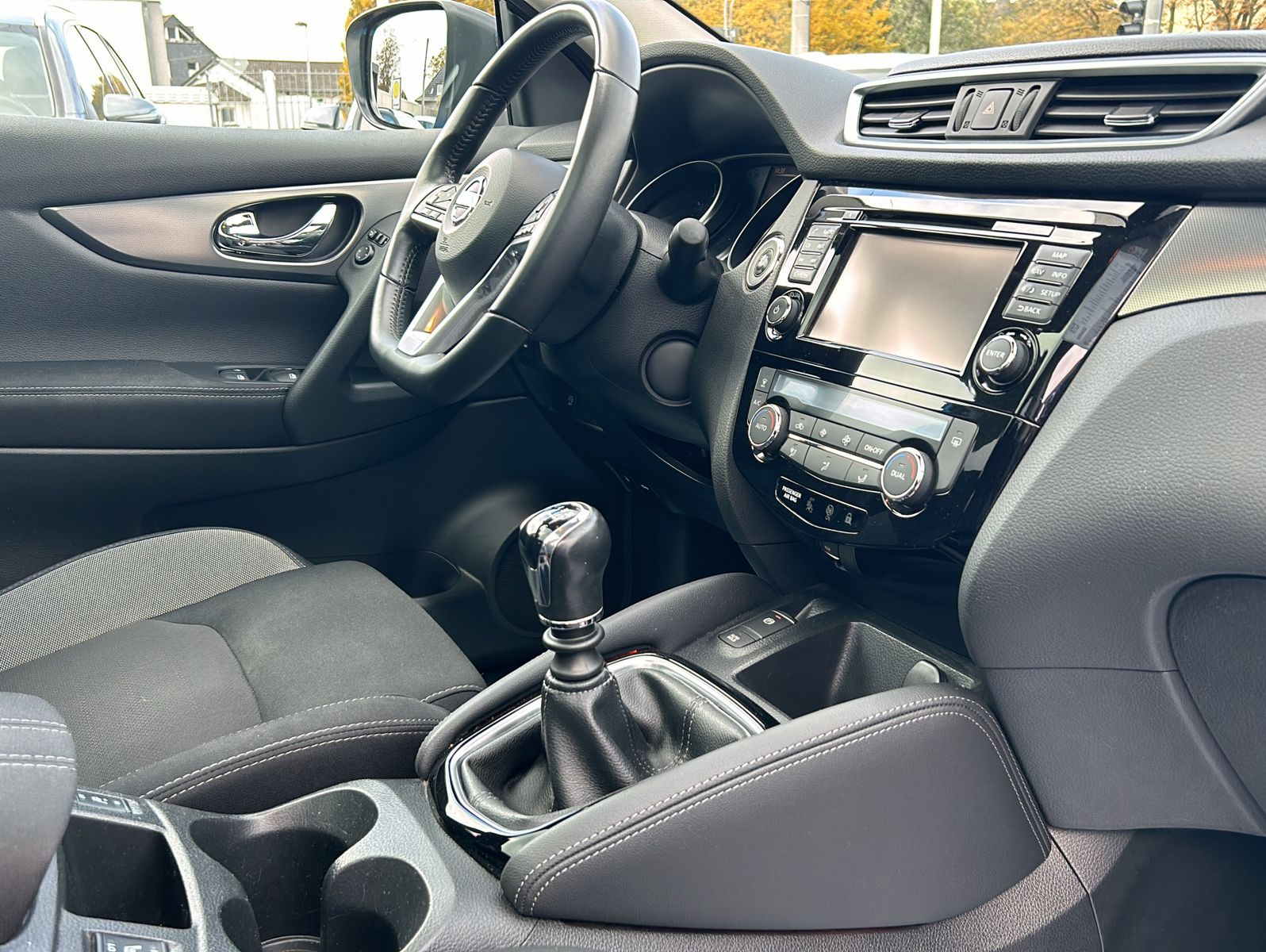 Fahrzeugabbildung Nissan Qashqai 1,2 N-Connecta 360° Kamera