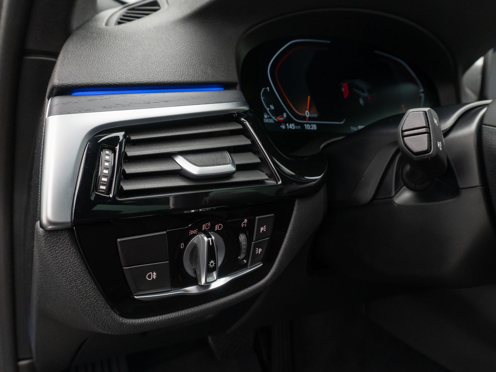 Fahrzeugabbildung BMW 530d xD Alarm HUD DAB Kamera DisplayKey Panorama