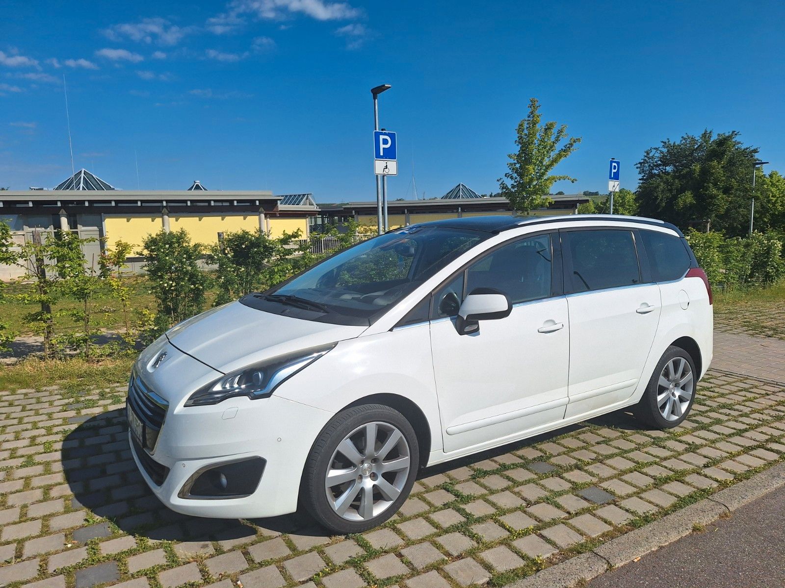 PEUGEOT 5008